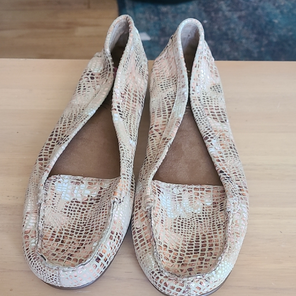 AEROSOLES Women's Beige and Light Brown Snakeskin Flats